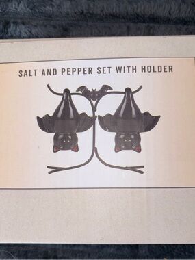 Cracker Barrel Bat Salt & Pepper Shakers w/ Holder NIB 🎃 🦇 👻